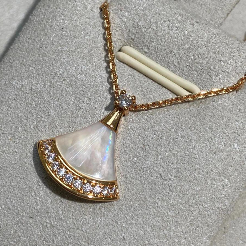 Ogrlica od legure, modni stil, gradski svakodnevni stil, proljeće 2025