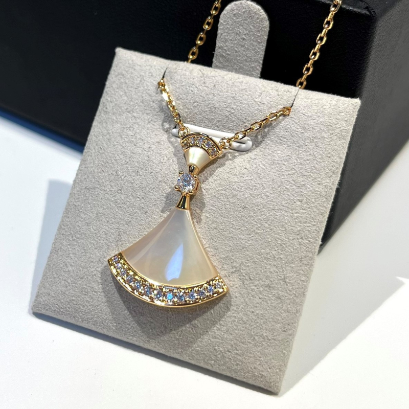 Ogrlica od legure, modni stil, gradski svakodnevni stil, proljeće 2025