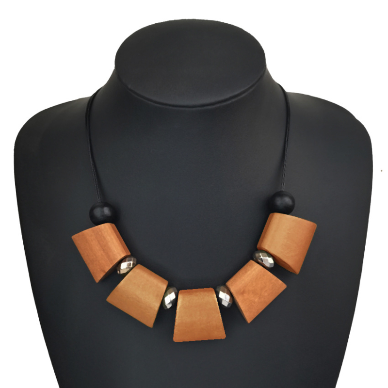 Drveni lanac s privjeskom u obliku sjekire — geometrijski retro s perlicama (Materijal: drvo; Oblik: sjekira; Stil: geometrijski, retro; Dizajn s perlicama; Sezona: jesen 2023)