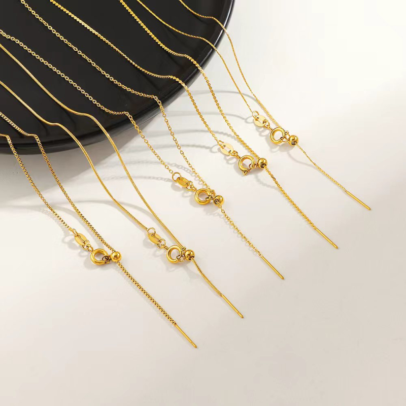 Ogrlica od titan čelika, geometrskog oblika, privjesak od 18k zlata, klasičan lanac, težina 1,25 g