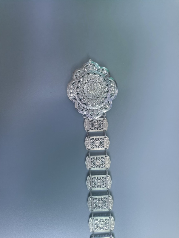 Thai-stílusú etnikus deréklánc délkeleti hatású befolyással — fémes szerkezet; vasból készült csat; kampóval záródó; elektroplátolás; márka Monolith