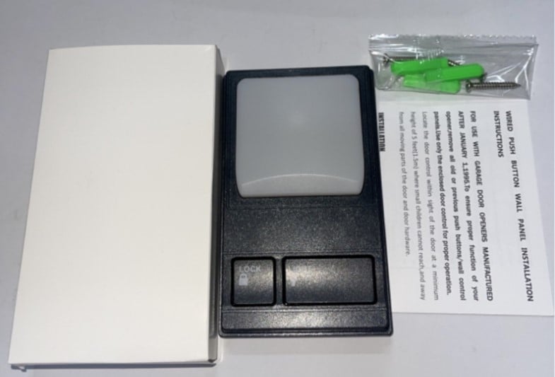 Стeнен превключвател за дистанционно управление, съвместим с 78LM и подходящ за дистанционни управления 371, 971 и 81LM; поддържа фиксиран код и въртящ се код; CE сертифициран; работна температура 0–40°C