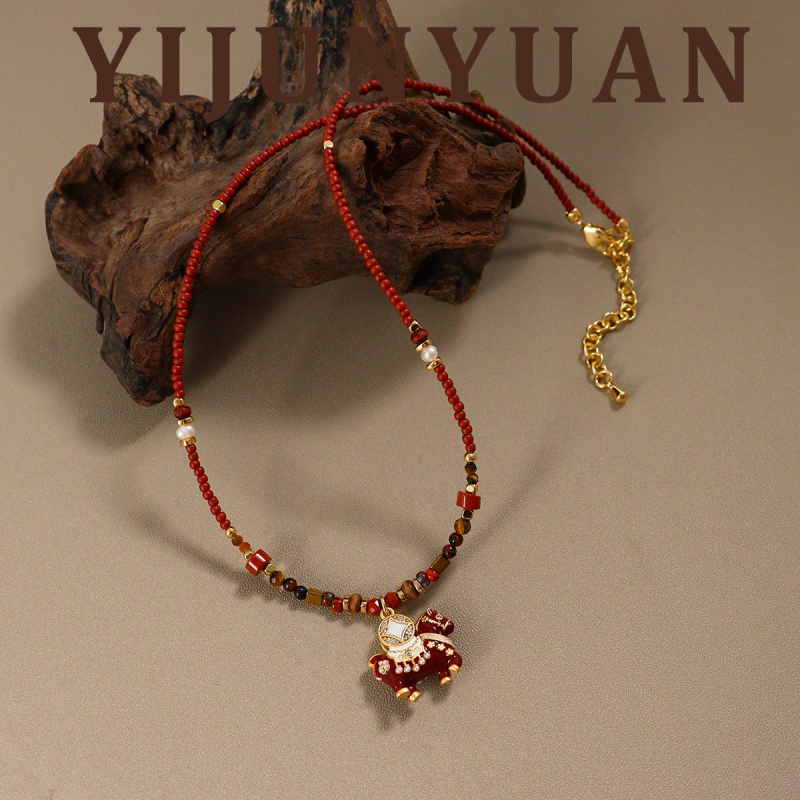 Colier cu pandantiv în formă de cal, pandantiv din cupru, lanț clavicular, lungime 41–50 cm