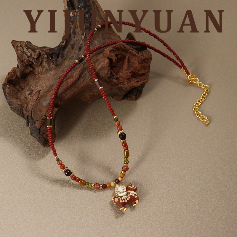 Colier cu pandantiv în formă de cal, pandantiv din cupru, lanț clavicular, lungime 41–50 cm