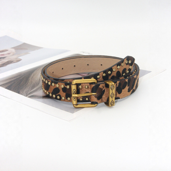 Női öv leopárd mintával és szegecsekkel, PU bőr, alumínium ötvözetből készült csattal, lapos csattal zár, szélesség 2–4 cm, gyöngyös díszítés