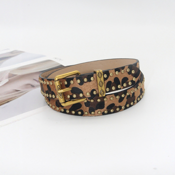 Női öv leopárd mintával és szegecsekkel, PU bőr, alumínium ötvözetből készült csattal, lapos csattal zár, szélesség 2–4 cm, gyöngyös díszítés