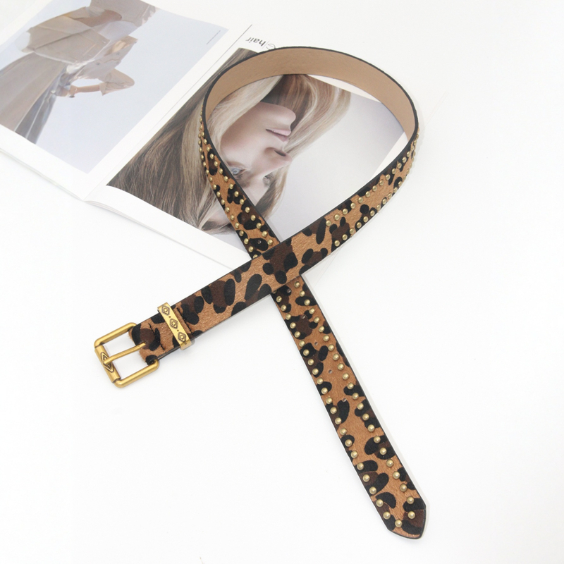 Női öv leopárd mintával és szegecsekkel, PU bőr, alumínium ötvözetből készült csattal, lapos csattal zár, szélesség 2–4 cm, gyöngyös díszítés