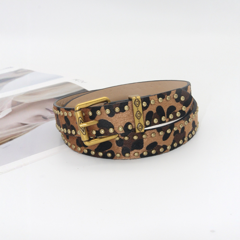 Női öv leopárd mintával és szegecsekkel, PU bőr, alumínium ötvözetből készült csattal, lapos csattal zár, szélesség 2–4 cm, gyöngyös díszítés