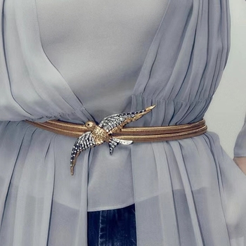 Fém deréklánc ruhához, retro madármotívummal és függőleges csíkokkal — anyag: fém; csatanyag: általános célú; zárás: általános célú; eredet: Jinhua; év/szezon: 2023 nyár