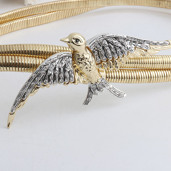 Fém deréklánc ruhához, retro madármotívummal és függőleges csíkokkal — anyag: fém; csatanyag: általános célú; zárás: általános célú; eredet: Jinhua; év/szezon: 2023 nyár