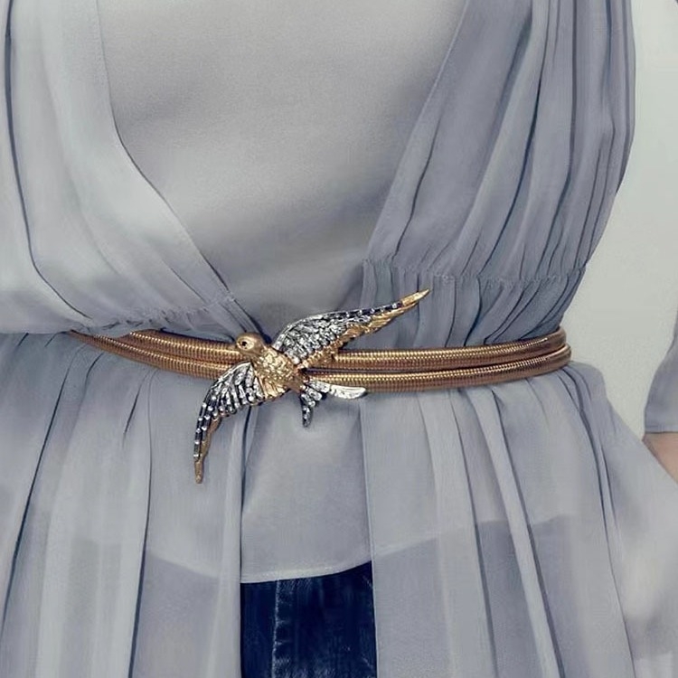 Fém deréklánc ruhához, retro madármotívummal és függőleges csíkokkal — anyag: fém; csatanyag: általános célú; zárás: általános célú; eredet: Jinhua; év/szezon: 2023 nyár