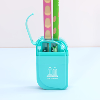 Oštrivač za olovke s dvostrukim otvorom, gumom za zaštitu od prašine s četiri boje u kvadratnoj kutiji – Weird bear Wx-99751, plastika, ručni pogon