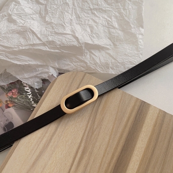 Curea din piele naturală, din piele de vițel în două straturi, curea subțire cu nod, cataramă ovală din aliaj, închidere lină, lățime sub 2 cm