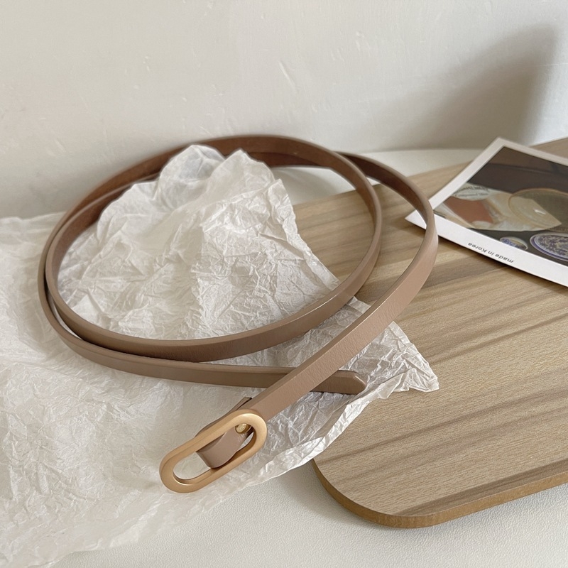 Curea din piele naturală, din piele de vițel în două straturi, curea subțire cu nod, cataramă ovală din aliaj, închidere lină, lățime sub 2 cm