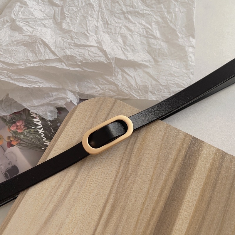 Curea din piele naturală, din piele de vițel în două straturi, curea subțire cu nod, cataramă ovală din aliaj, închidere lină, lățime sub 2 cm