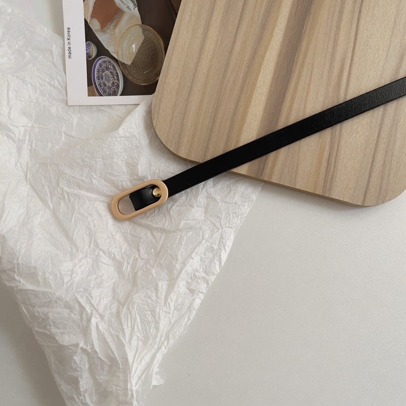 Curea din piele naturală, din piele de vițel în două straturi, curea subțire cu nod, cataramă ovală din aliaj, închidere lină, lățime sub 2 cm