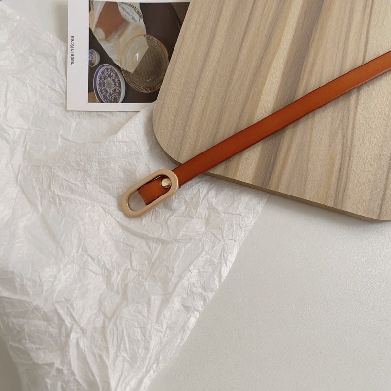 Curea din piele naturală, din piele de vițel în două straturi, curea subțire cu nod, cataramă ovală din aliaj, închidere lină, lățime sub 2 cm