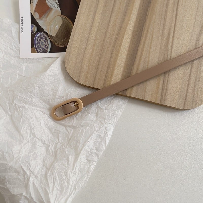 Curea din piele naturală, din piele de vițel în două straturi, curea subțire cu nod, cataramă ovală din aliaj, închidere lină, lățime sub 2 cm