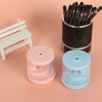 Rajzfilm-stílusú elektromos ceruzahegyező – ABS, elektromos működés, kézzel hajtható kar, ajándékhoz kész