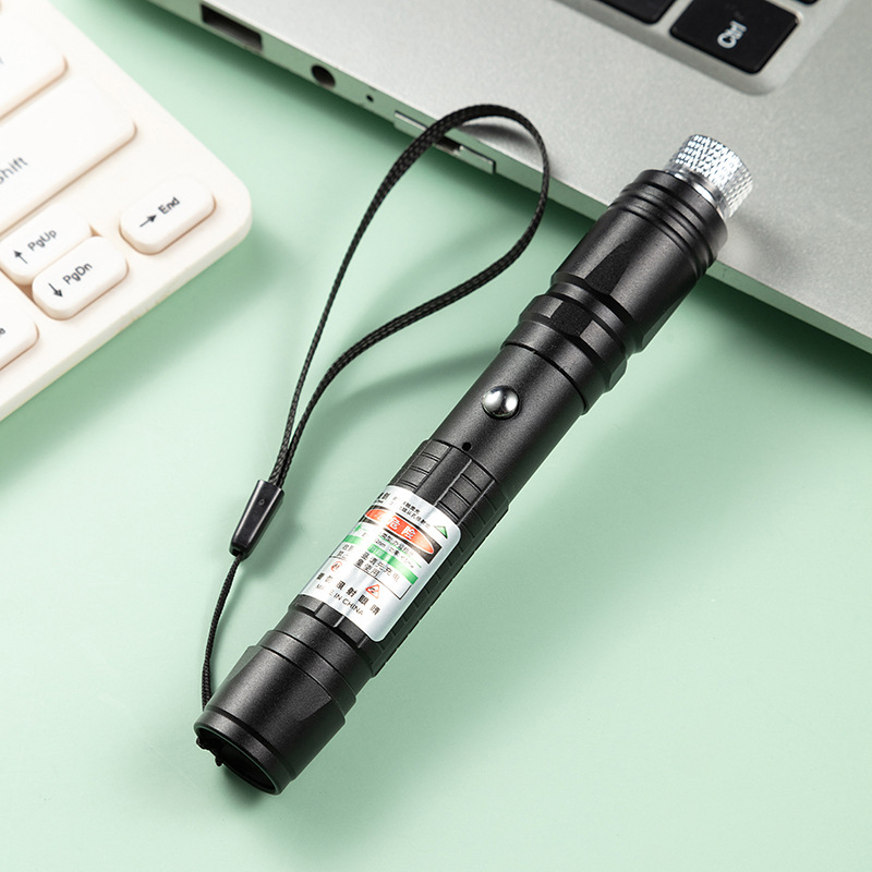 Que chuang újratölthető lézer pointer, 1 km-es hatótávolsággal, 523 nm-es hullámhosszal, lítium akkumulátorral.