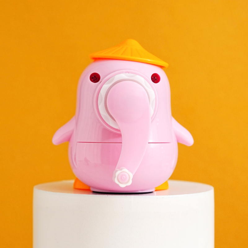 Pingvin formájú kézi ceruzavágó, modell 626, műanyag test