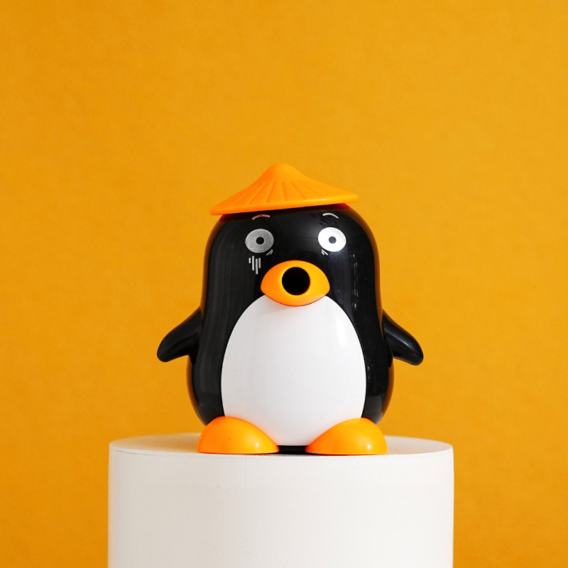 Pingvin formájú kézi ceruzavágó, modell 626, műanyag test