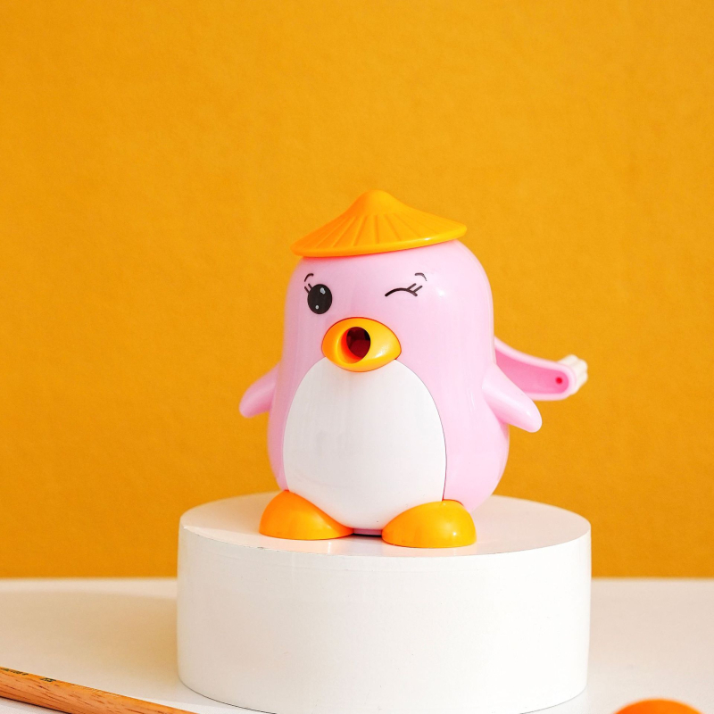 Pingvin formájú kézi ceruzavágó, modell 626, műanyag test