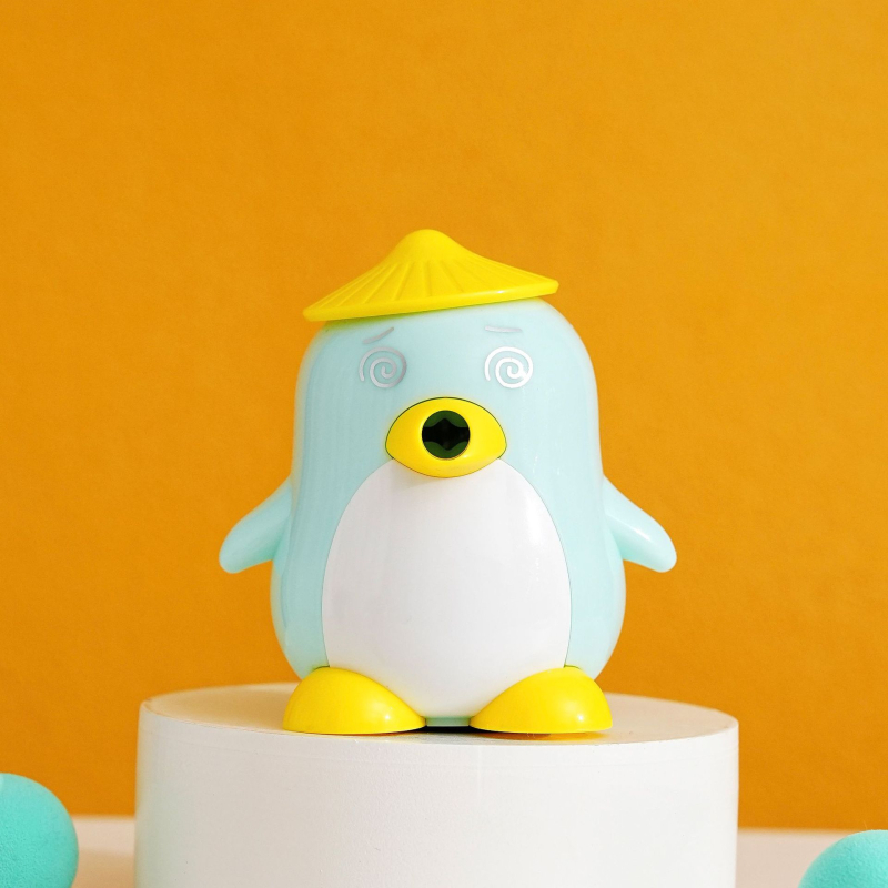 Pingvin formájú kézi ceruzavágó, modell 626, műanyag test