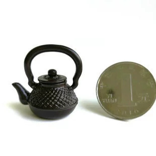 Mini model čajnika za kućicu lutaka - legura; Značka: Wuyou; Mini model; Uzrast: 7–14.