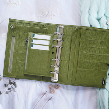 Dijeljiva kožna podložica sa zatvaračem, pretinci za kartice i prostor za pohranu; granulirana koža; unutarnje stranice Dowling, mogućnost logotipa