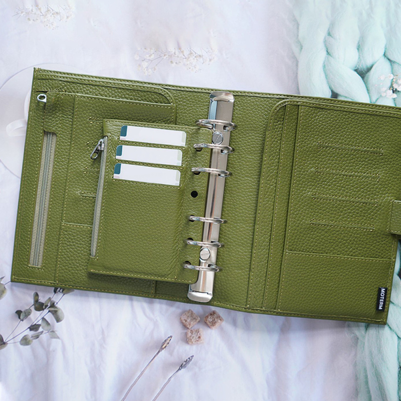 Dijeljiva kožna podložica sa zatvaračem, pretinci za kartice i prostor za pohranu; granulirana koža; unutarnje stranice Dowling, mogućnost logotipa