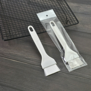 Četkica za roštilj s plastičnom drškom i silikonskim dlačicama; otporna na visoke temperature, pogodna za pečenje, premazivanje jajetom i čišćenje