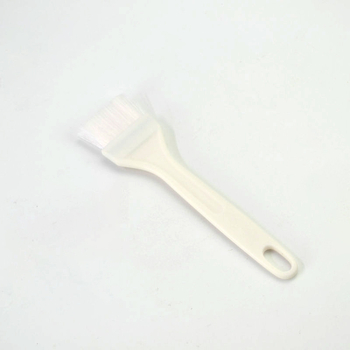 Četkica za roštilj s plastičnom drškom i silikonskim dlačicama; otporna na visoke temperature, pogodna za pečenje, premazivanje jajetom i čišćenje