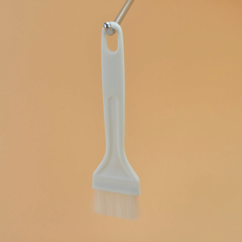 Četkica za roštilj s plastičnom drškom i silikonskim dlačicama; otporna na visoke temperature, pogodna za pečenje, premazivanje jajetom i čišćenje