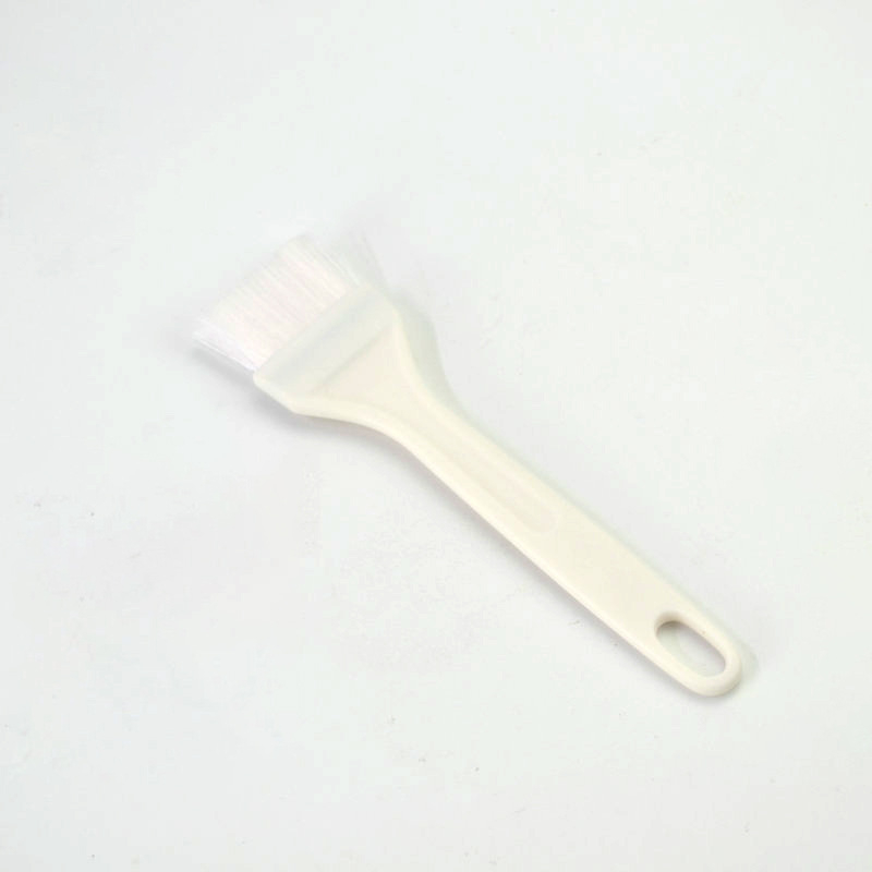 Četkica za roštilj s plastičnom drškom i silikonskim dlačicama; otporna na visoke temperature, pogodna za pečenje, premazivanje jajetom i čišćenje