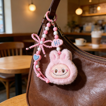 Lanac za telefon — slatka pahuljasta KT mačka s leptir uzlom i perlicama, akril, ručna izrada, kreativni stil, dekorativna funkcija