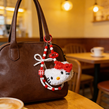 Lanac za telefon — slatka pahuljasta KT mačka s leptir uzlom i perlicama, akril, ručna izrada, kreativni stil, dekorativna funkcija