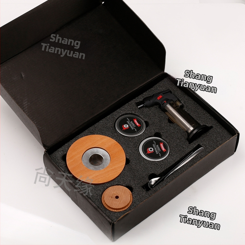 Sada na udiarenie whisky pre koktaily – masívne drevo, nádoba v tvare lietajúceho taniera, komponent dymovacieho systému s drevenými trieskami, barware, uvedené leto 2021