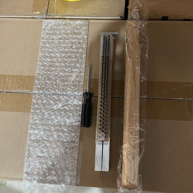 Četka za čišćenje roštilja s bakrenim žicama i drvenom drškom — Star chef