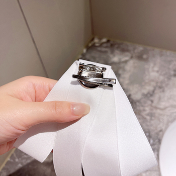 Λουλούδι για γιακά και φιόγκος — αξεσουάρ ρούχων, γυναικείο κορεατικό στυλ με επίπεδο κεφάλι, μονοχρωμία, πολυεστέρας, σατέν φινίρισμα