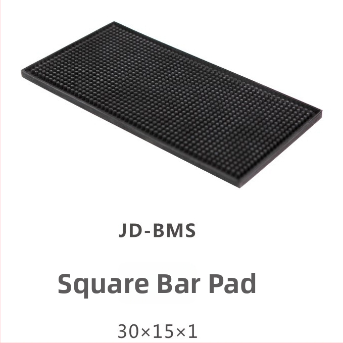 Set barových nástrojov: trénovacia fľaša, barová podložka, nádoba na soľ, nádoba na ovocie, klip na ľad, lopatka na ľad, šejkrov pohár — JD značka, plast, moderný minimalistický štýl, uvedené na trh na jar 2013, balenie jednotlivo.