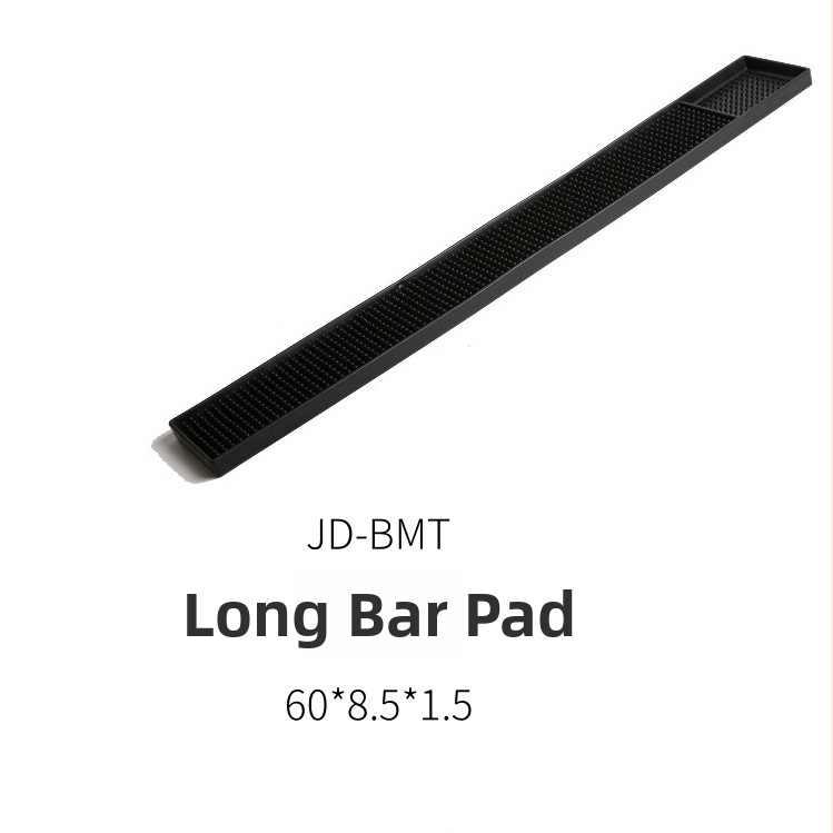 Set barových nástrojov: trénovacia fľaša, barová podložka, nádoba na soľ, nádoba na ovocie, klip na ľad, lopatka na ľad, šejkrov pohár — JD značka, plast, moderný minimalistický štýl, uvedené na trh na jar 2013, balenie jednotlivo.