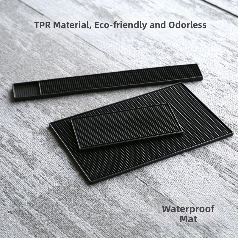 Set barových nástrojov: trénovacia fľaša, barová podložka, nádoba na soľ, nádoba na ovocie, klip na ľad, lopatka na ľad, šejkrov pohár — JD značka, plast, moderný minimalistický štýl, uvedené na trh na jar 2013, balenie jednotlivo.