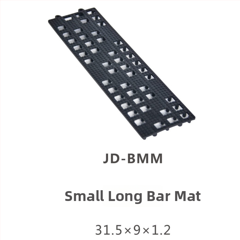 Set barových nástrojov: trénovacia fľaša, barová podložka, nádoba na soľ, nádoba na ovocie, klip na ľad, lopatka na ľad, šejkrov pohár — JD značka, plast, moderný minimalistický štýl, uvedené na trh na jar 2013, balenie jednotlivo.