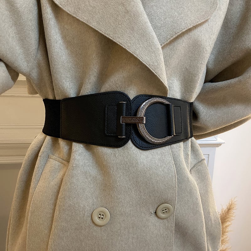 Centură elastică din piele sintetică, design minimalist, lățime peste 4 cm, cataramă din aliaj, realizată manual.