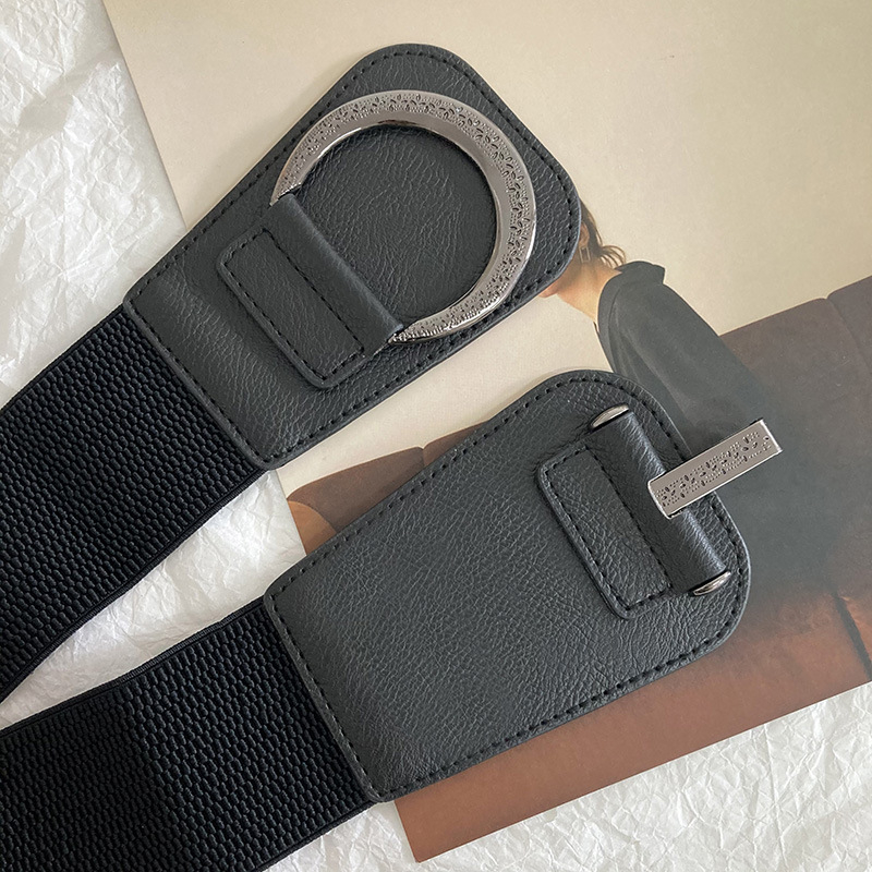 Centură elastică din piele sintetică, design minimalist, lățime peste 4 cm, cataramă din aliaj, realizată manual.