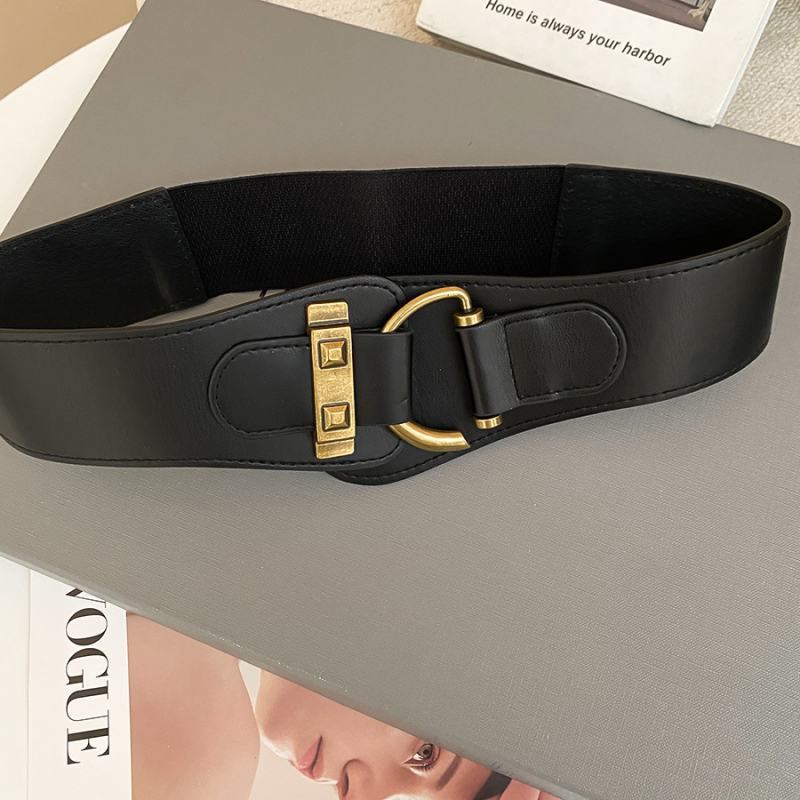 Centură elastică din piele sintetică, design minimalist, lățime peste 4 cm, cataramă din aliaj, realizată manual.