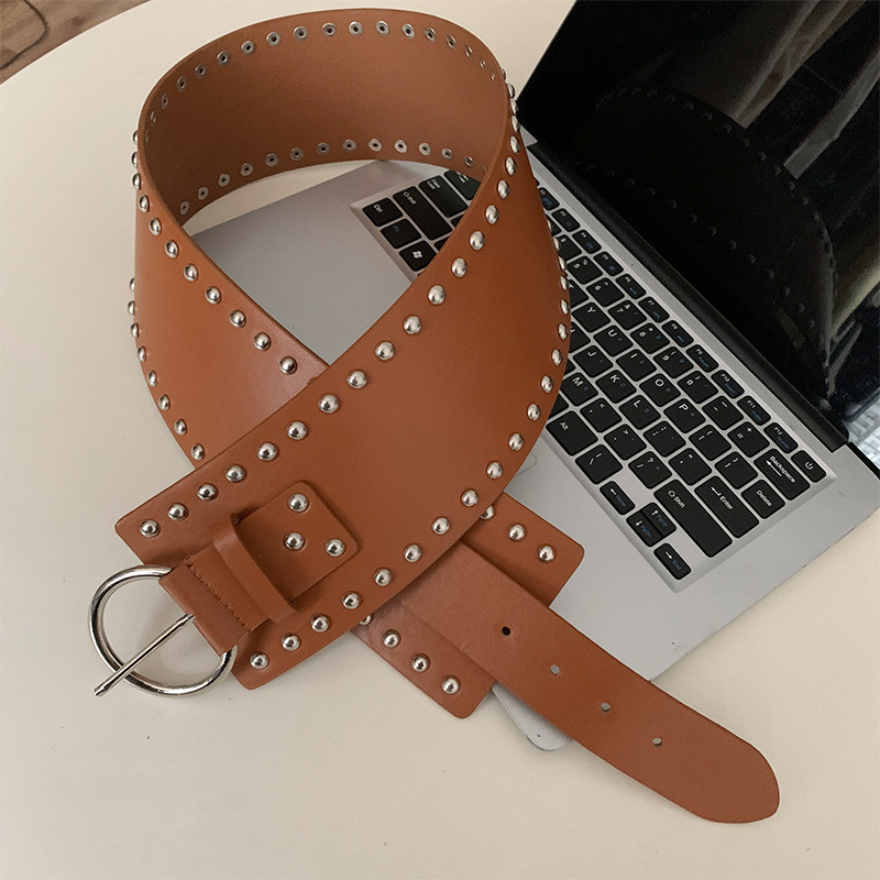 Centură elastică din piele sintetică, design minimalist, lățime peste 4 cm, cataramă din aliaj, realizată manual.