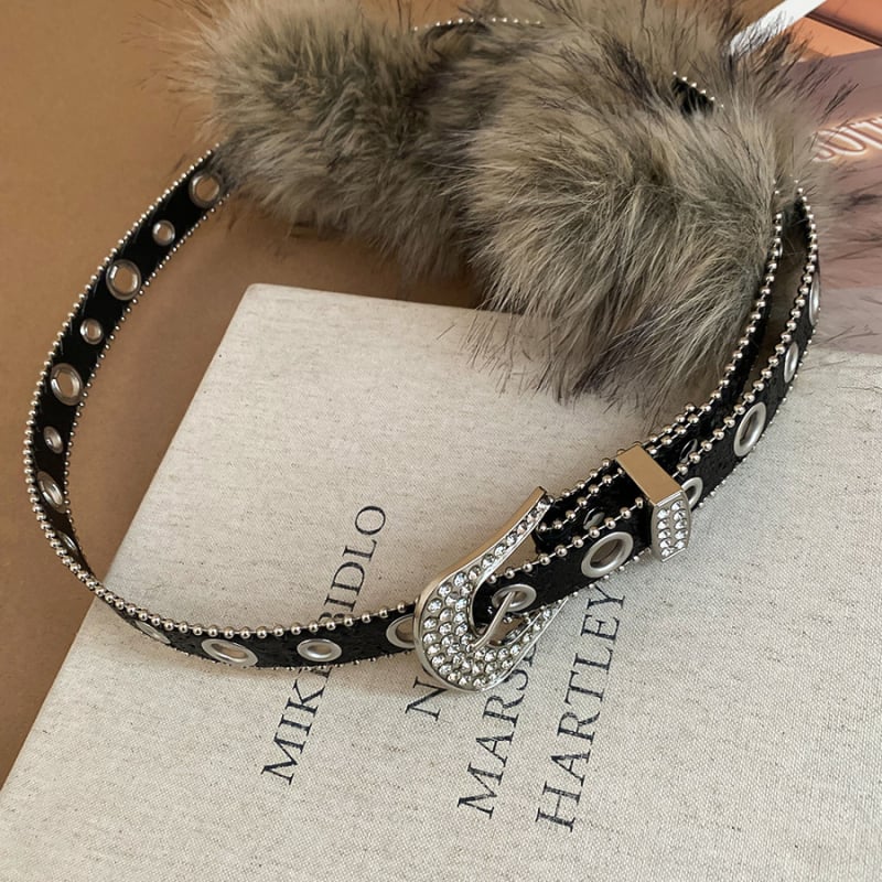 Centură elastică din piele sintetică, design minimalist, lățime peste 4 cm, cataramă din aliaj, realizată manual.