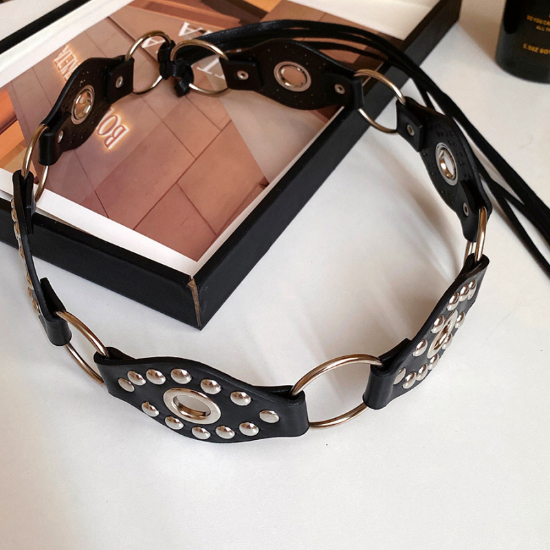 Centură elastică din piele sintetică, design minimalist, lățime peste 4 cm, cataramă din aliaj, realizată manual.